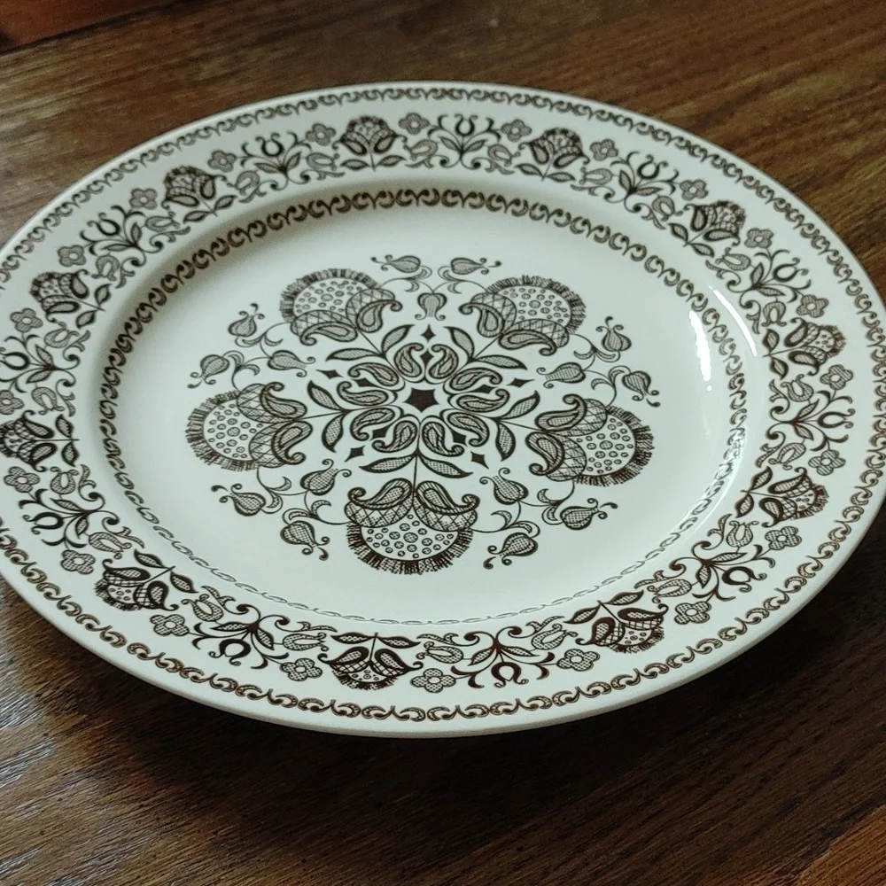 4 Dinner Plates Vintage Royal Wellesley Folkart Flower Brown & Ivory
